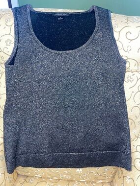 Sparkle with this black metallic tank top. GUC August Silk Size Small